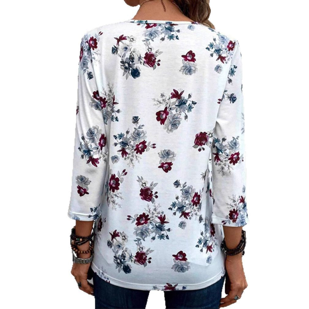 Kvinnebluse med blomstermønster og knappdetaljer Skjora