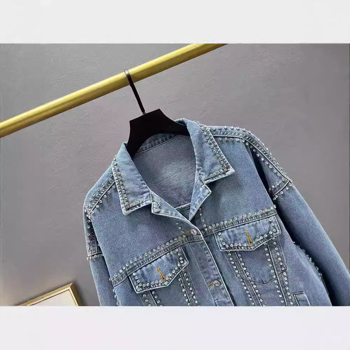 Dames moderne denimjakke med dekorative nagler Skjora