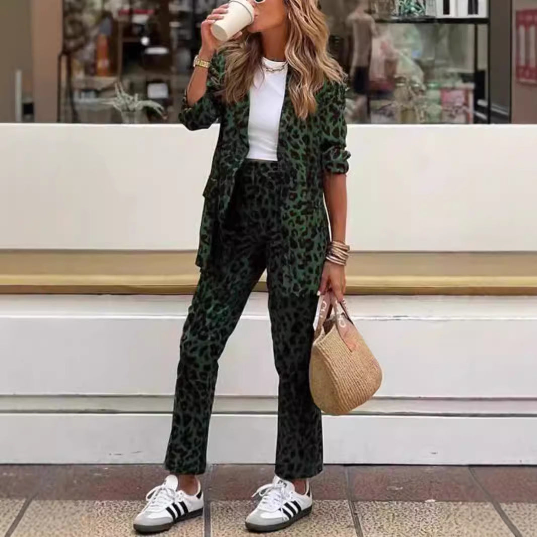 Kvinnelig Elegant Blazer Dress i Moderne Dyreprint Skjora
