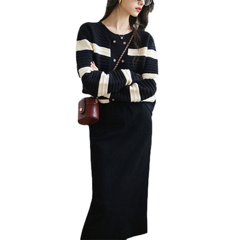 Dame cardigan med dekorative knapper og stripete design Skjora