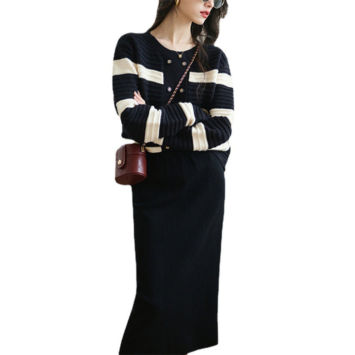 Dame cardigan med dekorative knapper og stripete design Skjora