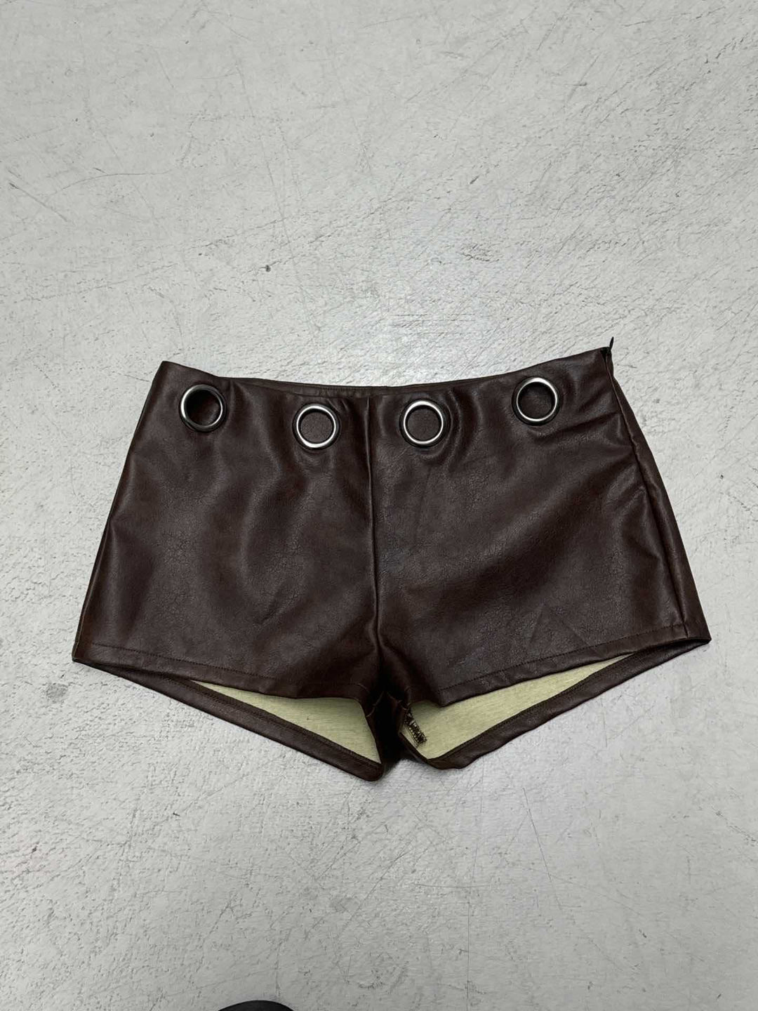 Dame kunstskinn-shorts med dekorative øyer Skjora