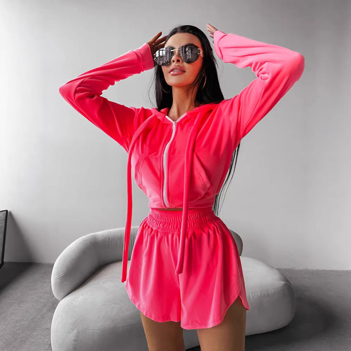Kvinnors sportiga hoodie och shorts-set gjort av mjuk fleece med hög bärkomfort Skjora