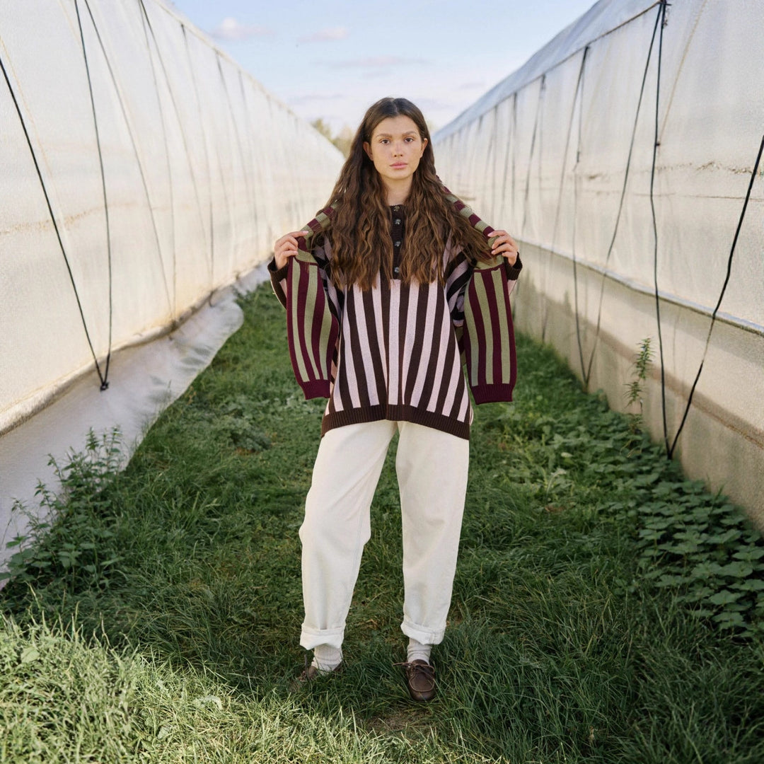 Kvinne striped oversized genser med knappestolpe og dyp V-hals Skjora