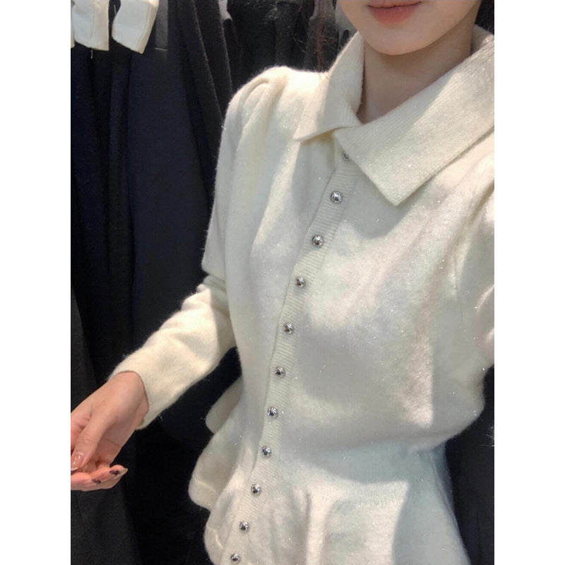 Kvinnelig peplum topp laget av myk strikk med elegante knapper Skjora