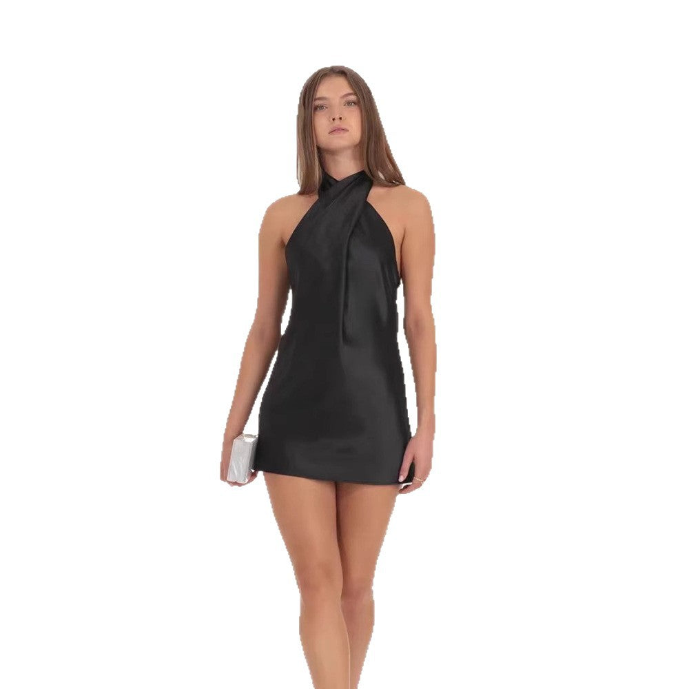 Kjole med halterneck for kvinner med en flytende skjørt og elegant knute-design