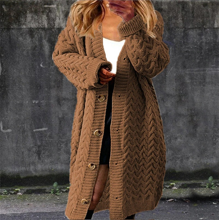 Dame chunky strikket cardigan med teksturert kabeldesign og praktiske lommer Skjora