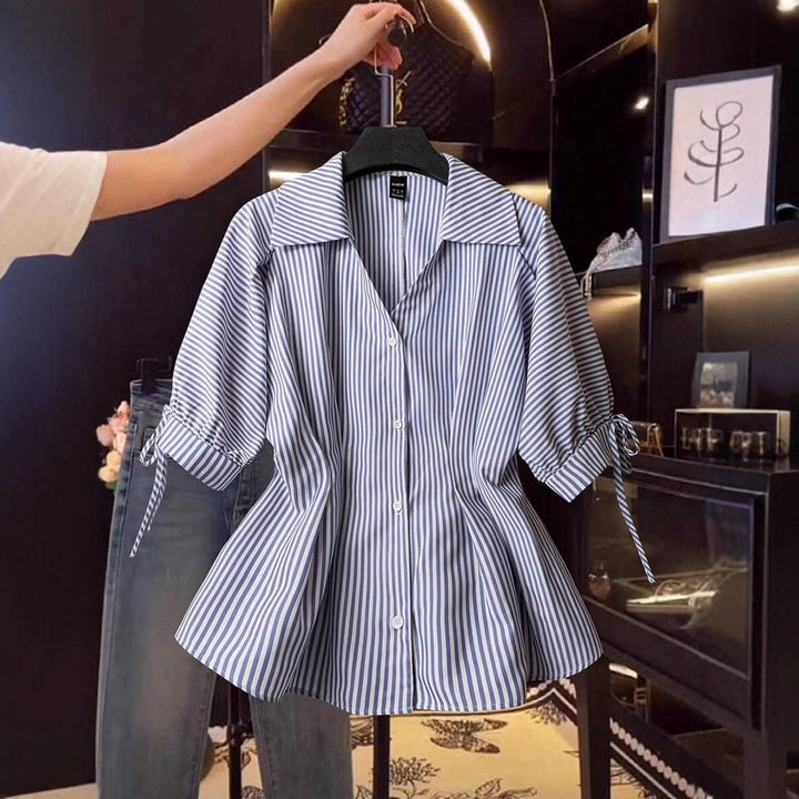 Damebluse med elegante volangdetaljer og moteriktig stripemønster Skjora