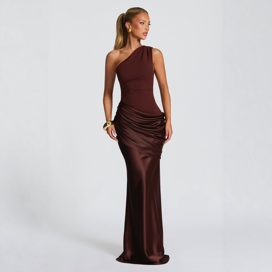 Dame Elegant kveldsdrakt med Off-Shoulder-design og Flytende Cape Skjora