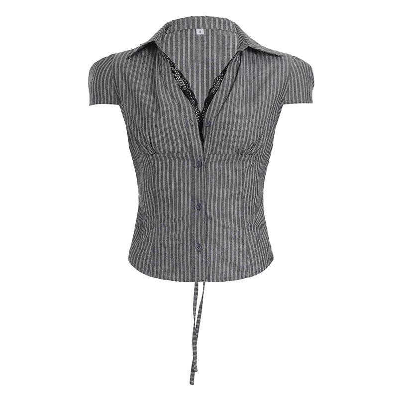 Dame kortermet bluse med elegant snøring og fine striper Skjora