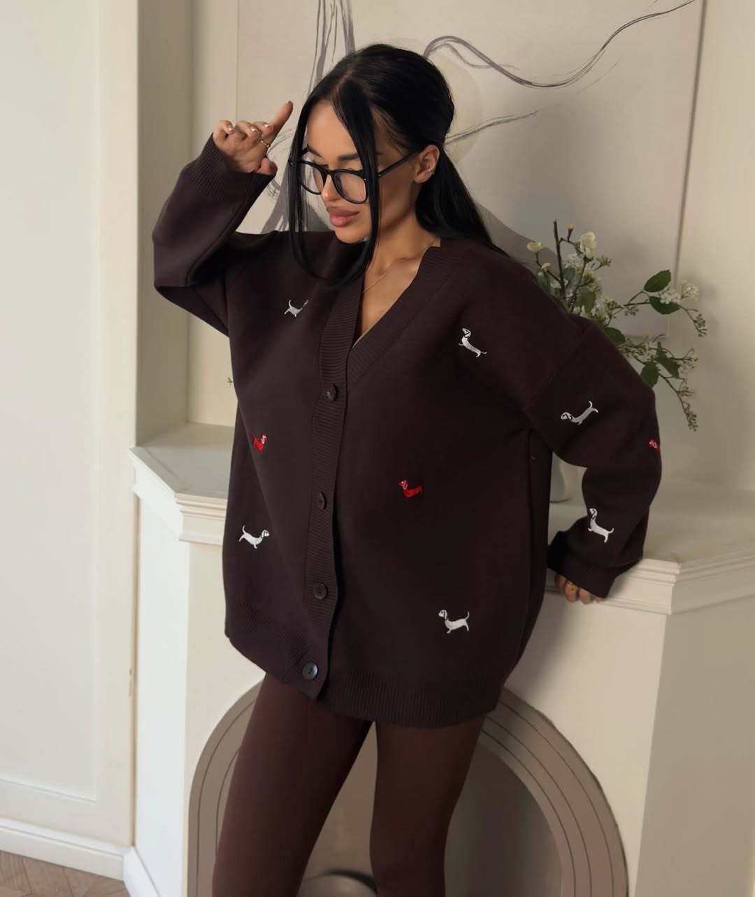 Kvinnens chunky strikkegenser med elegant knappestolpe og lekne broderidetaljer Skjora