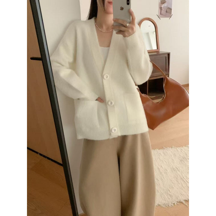 Kvinnes Fluffy Knappe Cardigan med Elegante Lommer Skjora