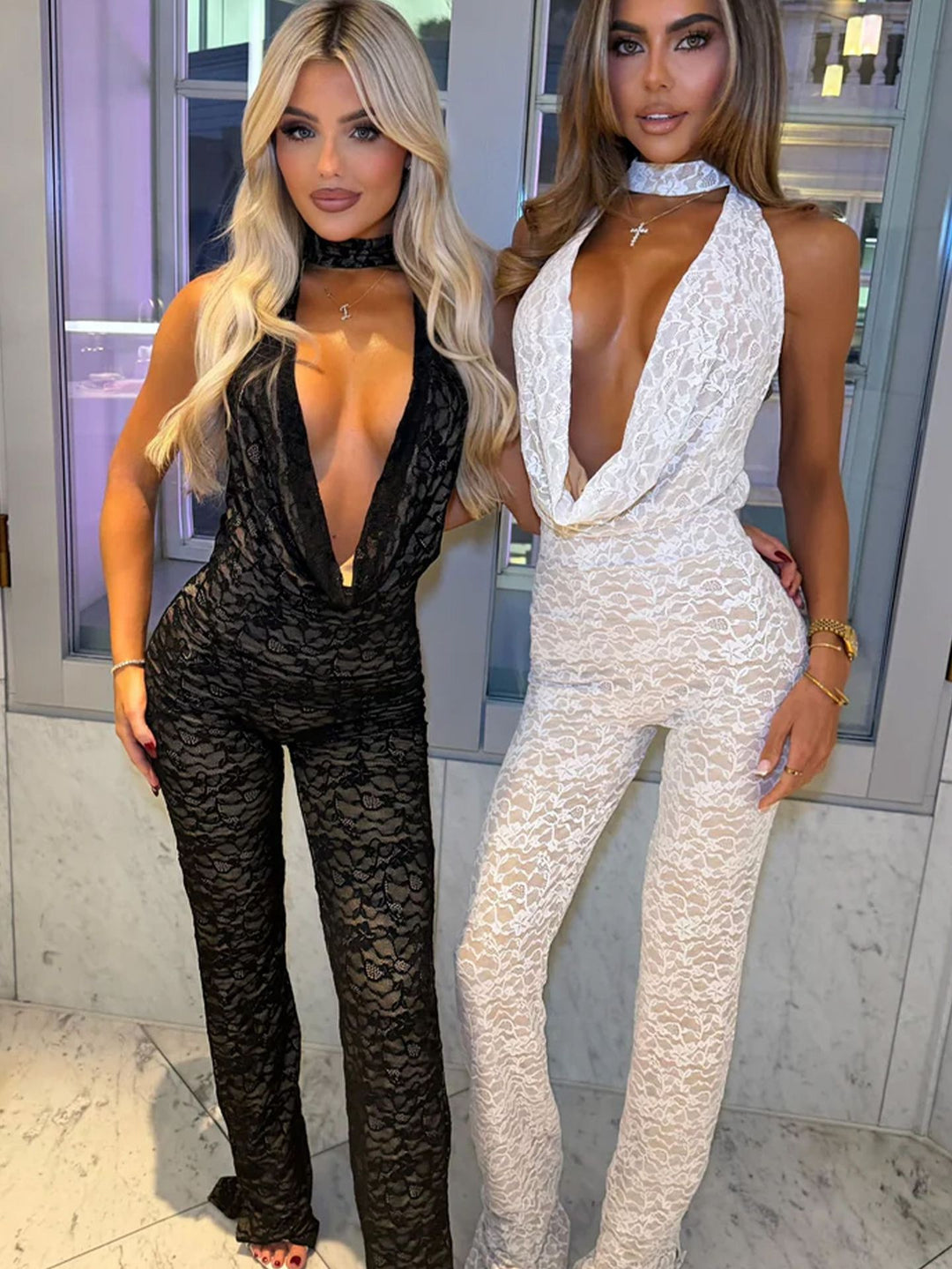 Kvinnens jumpsuit laget av fin blonde med dyp V-hals og elegant ryggdesign