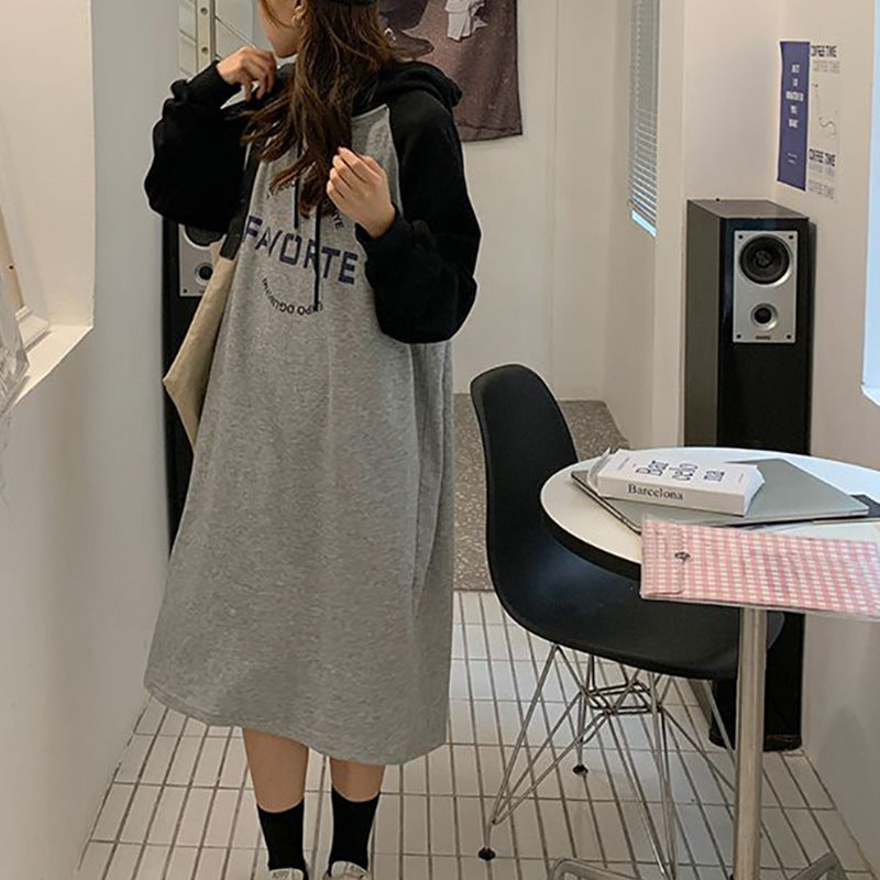 Dame hoodie kjole i avslappet oversized stil med grafisk trykk og sidelommer