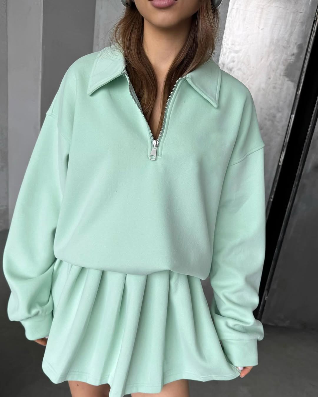 Damer sporty sweatshirt med glidelås og matchende skjørt Skjora