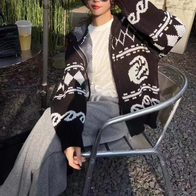 Kvinnens chunky strikket cardigan med iøynefallende mønster og behagelig passform Skjora