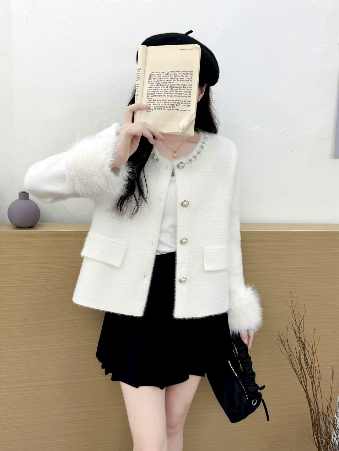 Damer elegant cardigan med perledekorasjon og fluffy ermer Skjora
