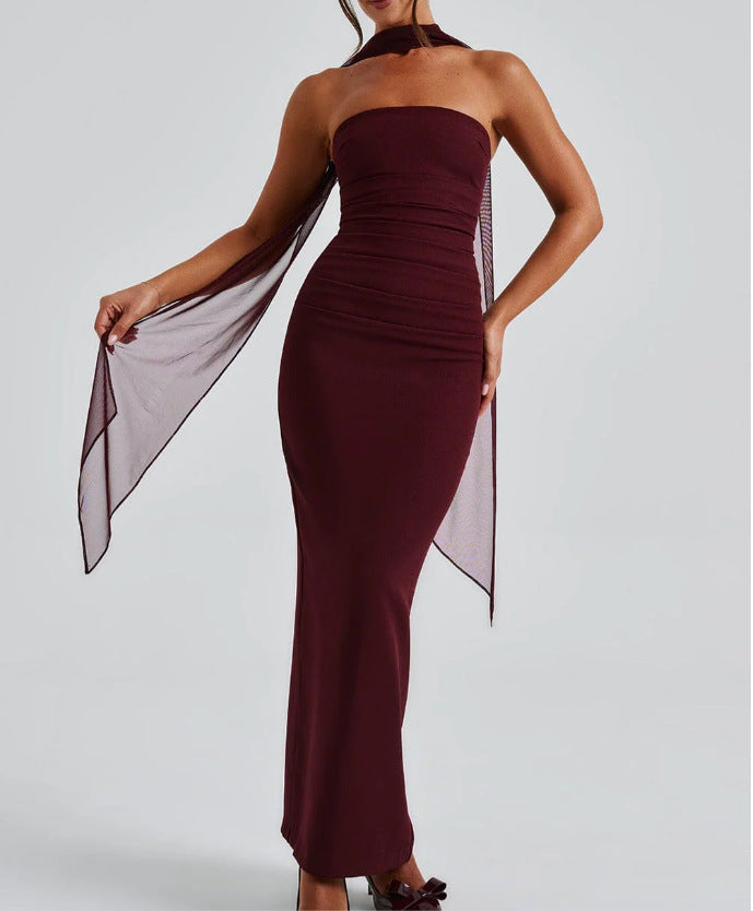 Kvinnens lange kveldsdrakt med elegant off-the-shoulder-design og lette volanger