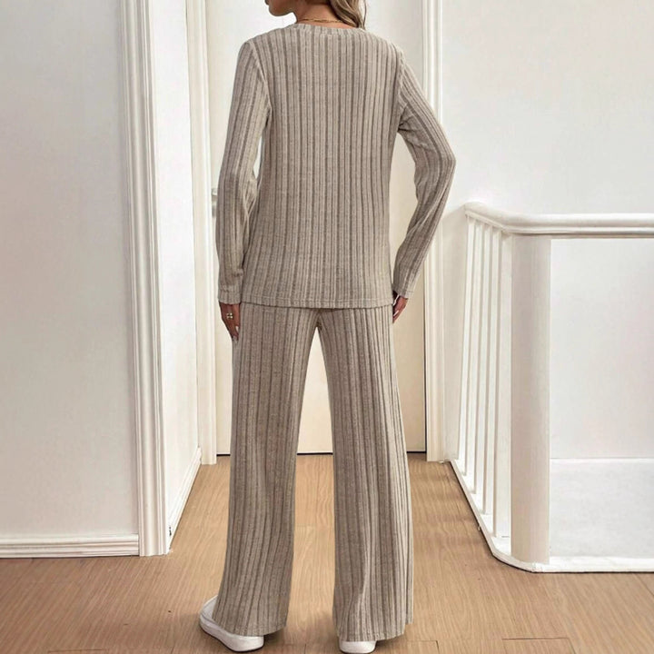 Dame casual strikket drakt med moderne ribbet design og knappestolpe Skjora