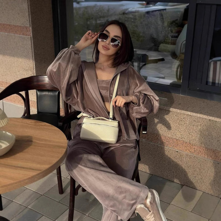Kvinneløs stylish fløyels loungewear sett med cropped topp og komfortable bukser Skjora