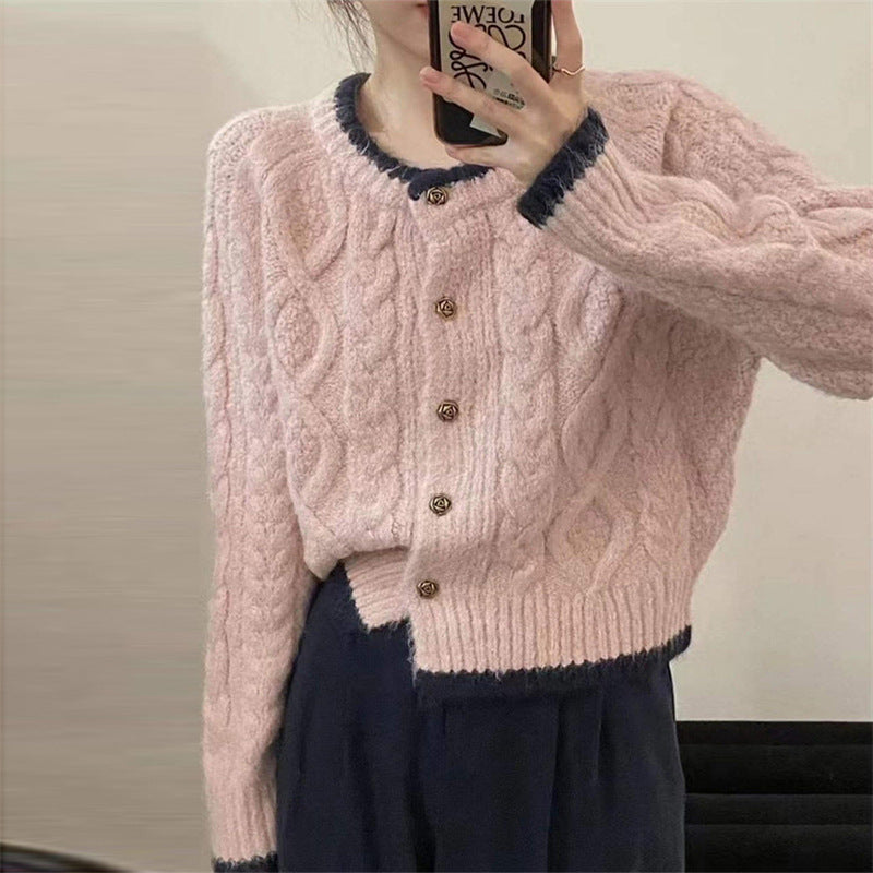 Kvinnens chunky strikk cardigan med elegant kabelmønster og dekorative knapper Skjora