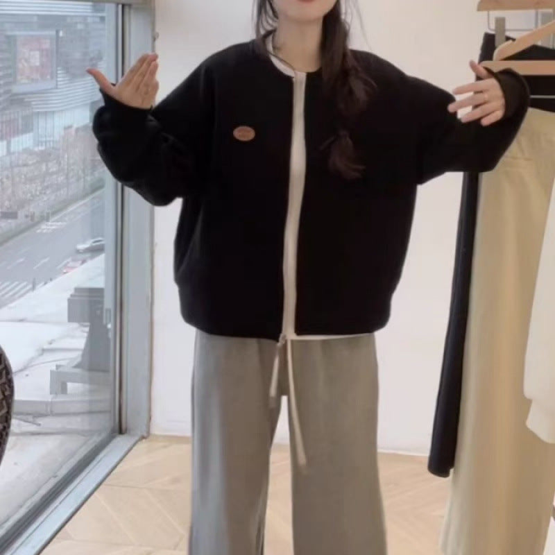 Kvinnens oversized sweatshirtjakke med praktiske lommer og moderne design Skjora
