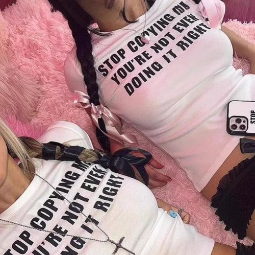 Dame Crop-T-skjorte med motiverende trykk og tettsittende snitt Skjora