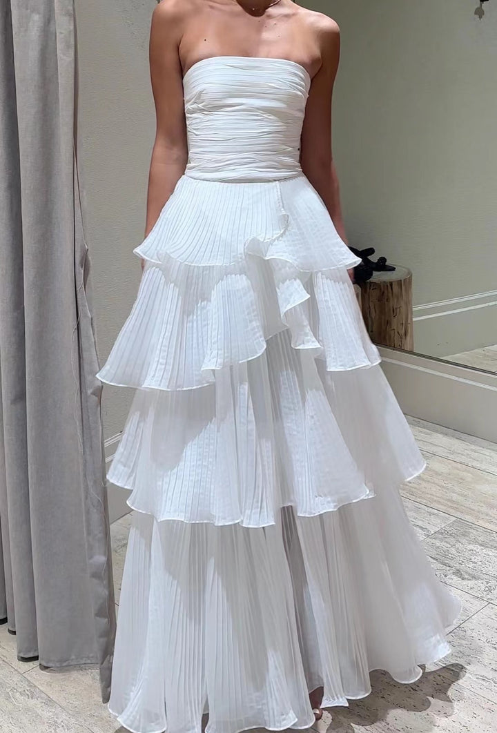 Kvinne kveldsdrakt med voluminøse volangdetaljer og off-the-shoulder design
