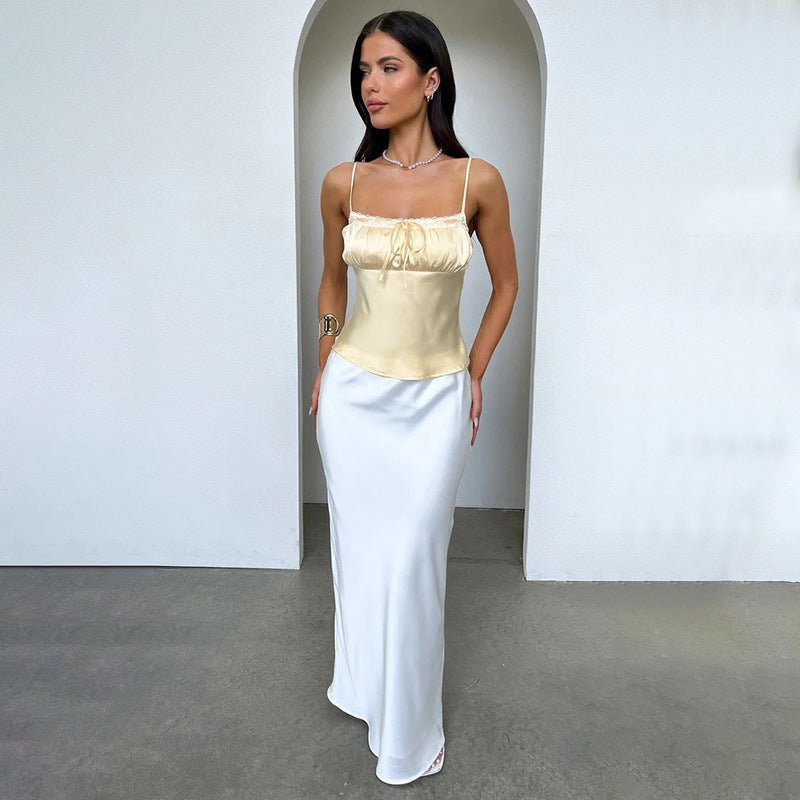 Dames satin cami med justerbare spaghetti stropper og blonderkant Skjora