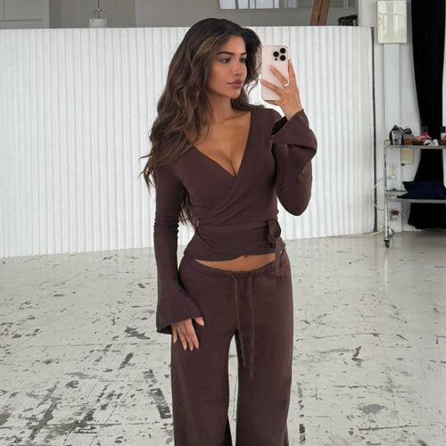 Dame løs jumpsuit med omslagdesign og lange ermer Skjora