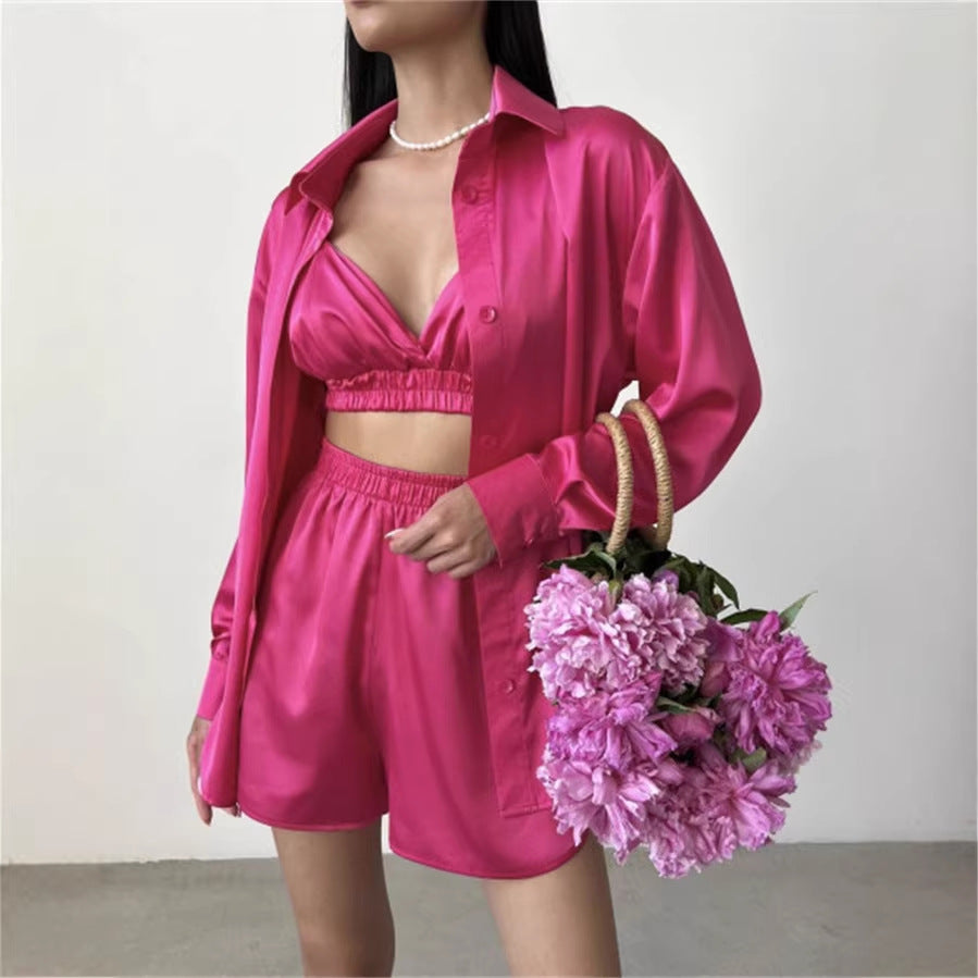 Damefashionsett laget av glatt bluse topp og korte bukser Skjora