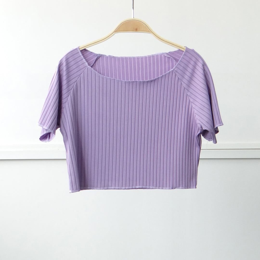 Dame moteriktig kortermet crop-top med stilfullt foldedesign Skjora
