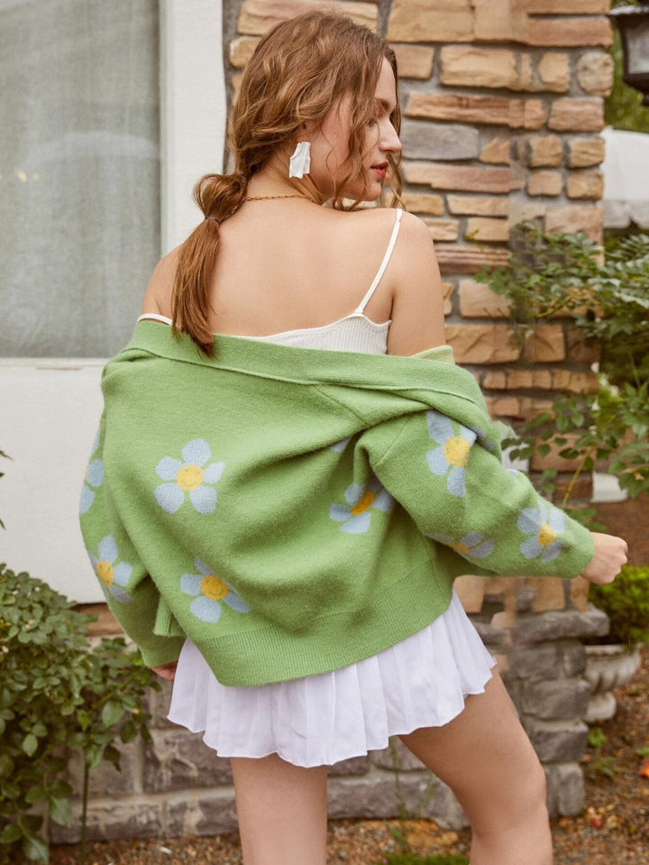 Kvinnes chunky strikk cardigan med blomstermønster og knappedetaljer Skjora