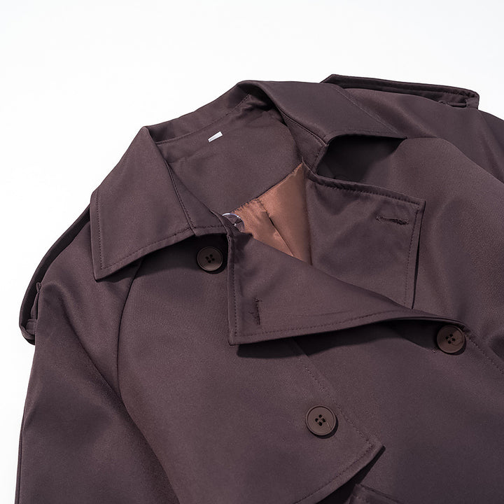 Kvinnens elegante trenchcoat med justerbart belte og fashionable krager Skjora