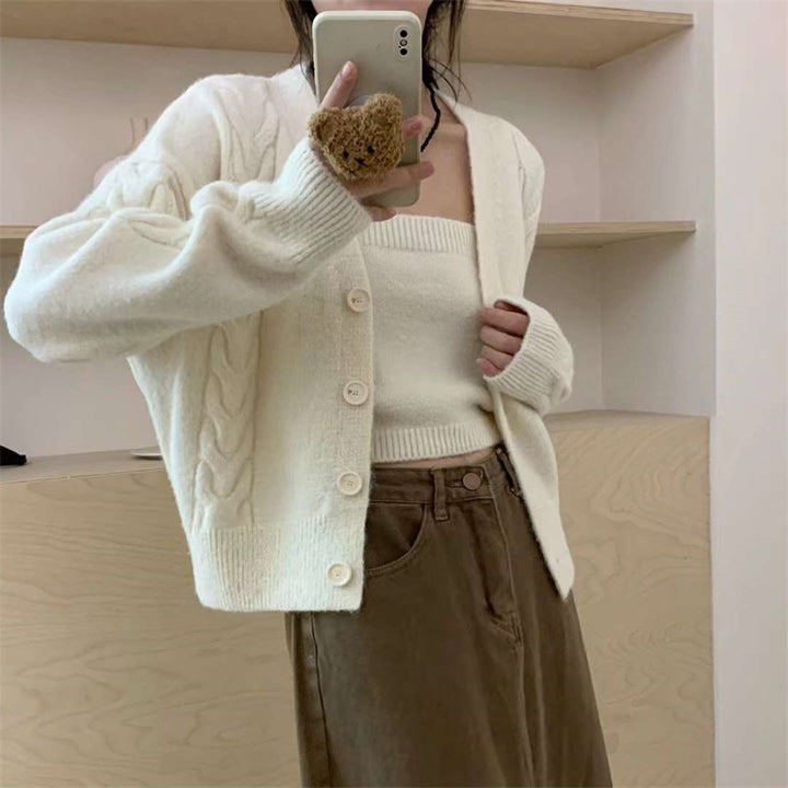 Dame cardigan i kabelstrikkdesign med knappestolpe og elegant passform Skjora