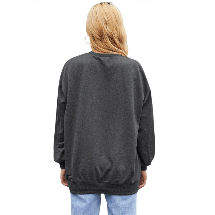 Dame avslappet hettegenser med elegant rund hals og dekorativt trykk Skjora