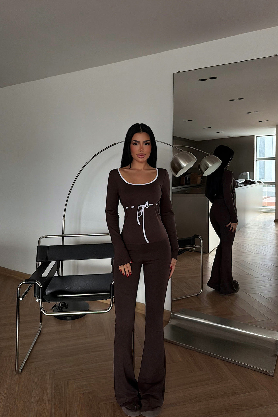 Kvinnes elegant jumpsuit med dyp V-hals og tettsittende silhuett Skjora