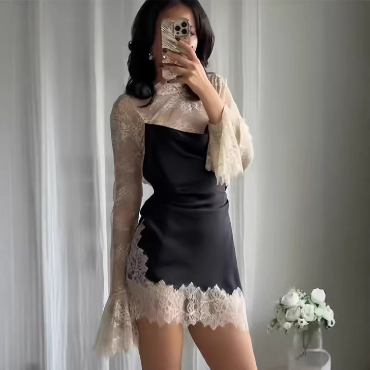 Kjole i chiffon til kvinner med elegante blonderdetaljer og svevende ermer