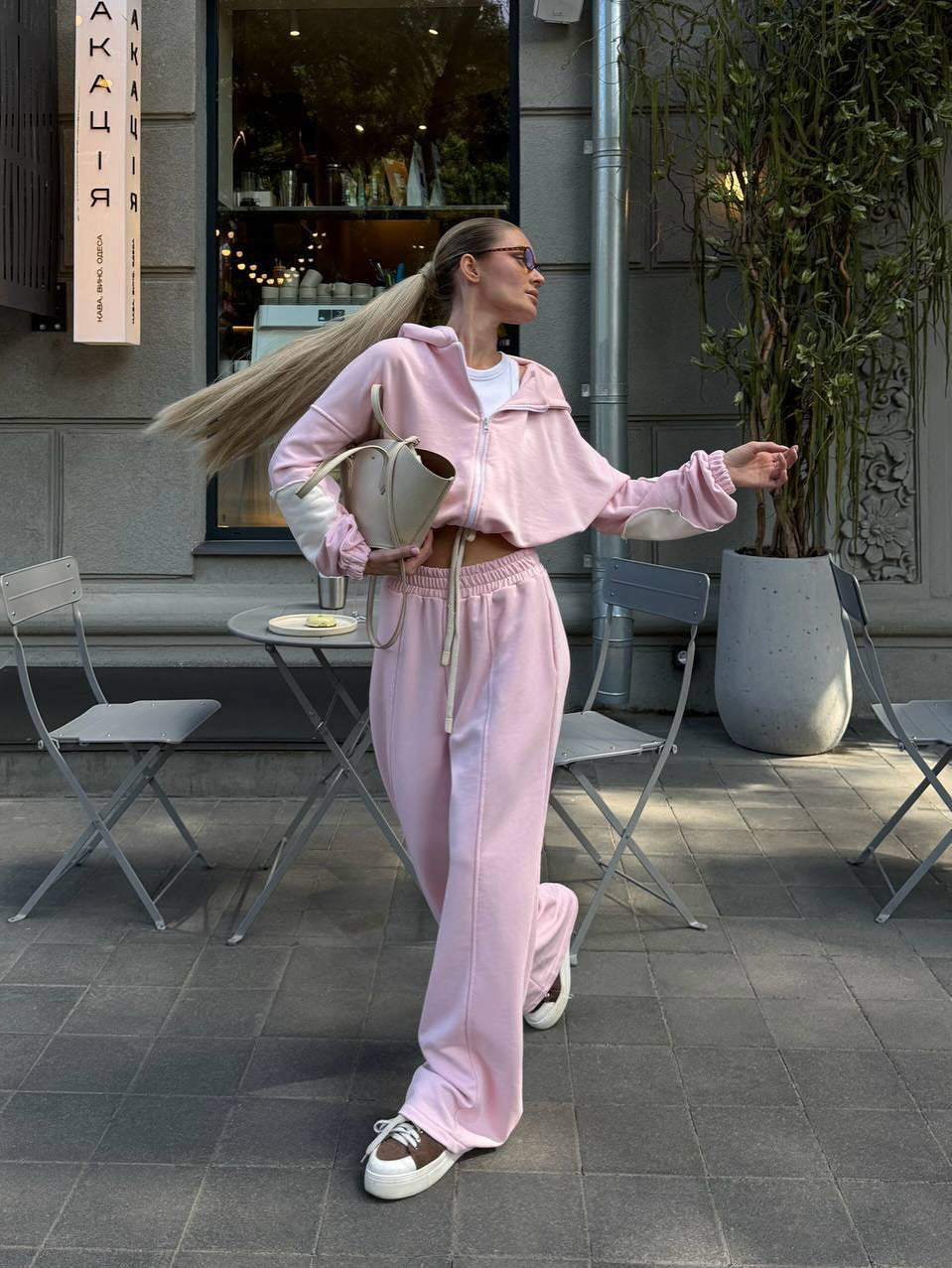 Kvinnors sportiga fritidsset med högskuren kort topp och eleganta sweatpants Skjora