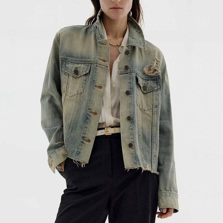 Dame moteriktig denimjakke i vintage-stil med avslappet snitt og frynsete detaljer Skjora