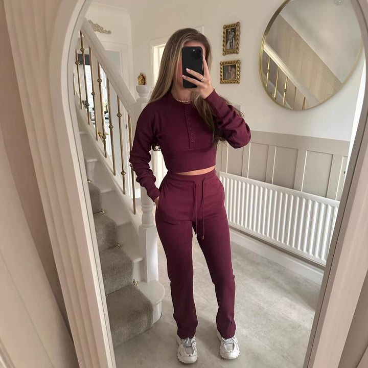 Kvinnens uformelle fritidssett med kort sweatshirt og komfortable joggebukser Skjora