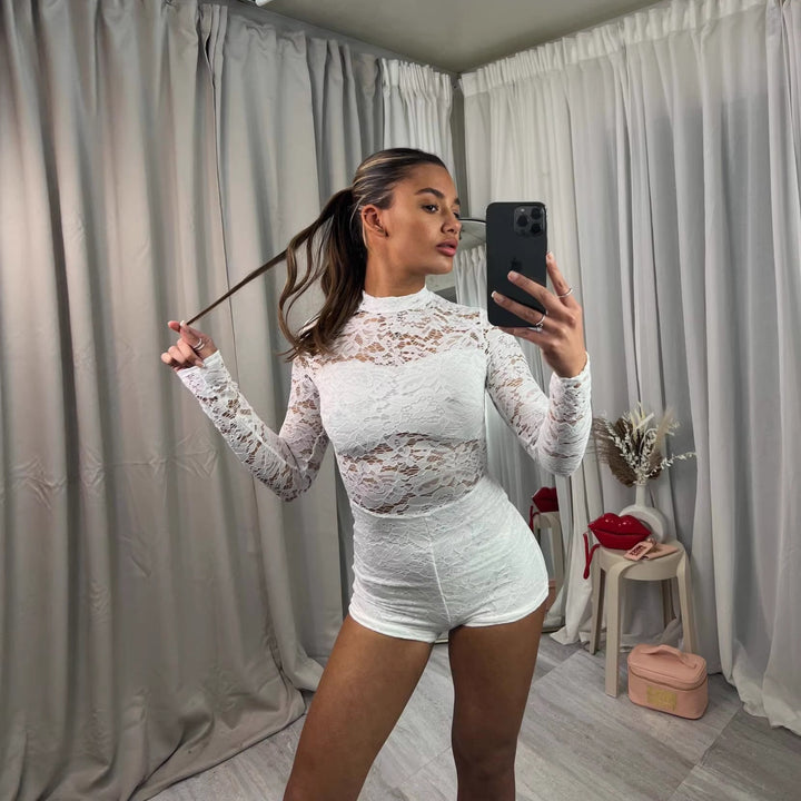 Kvinnenes tettsittende jumpsuit laget av sofistikert blondestoff Skjora