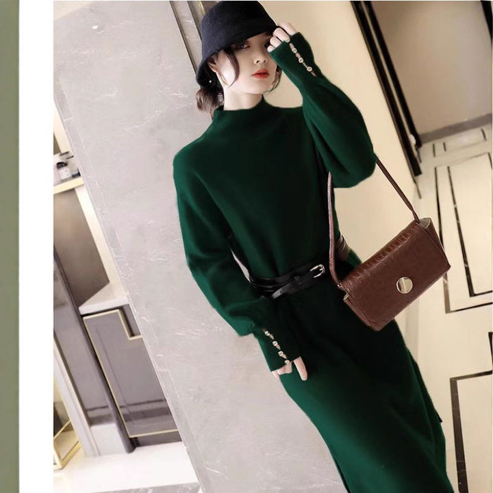 Dame strikkekjole med elegant ståkrage og fashionable knappe detaljer Skjora