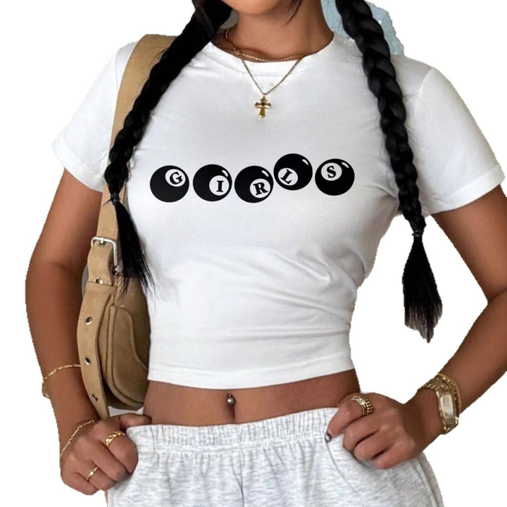Dame cropped T-skjorte med lekent trykk Skjora