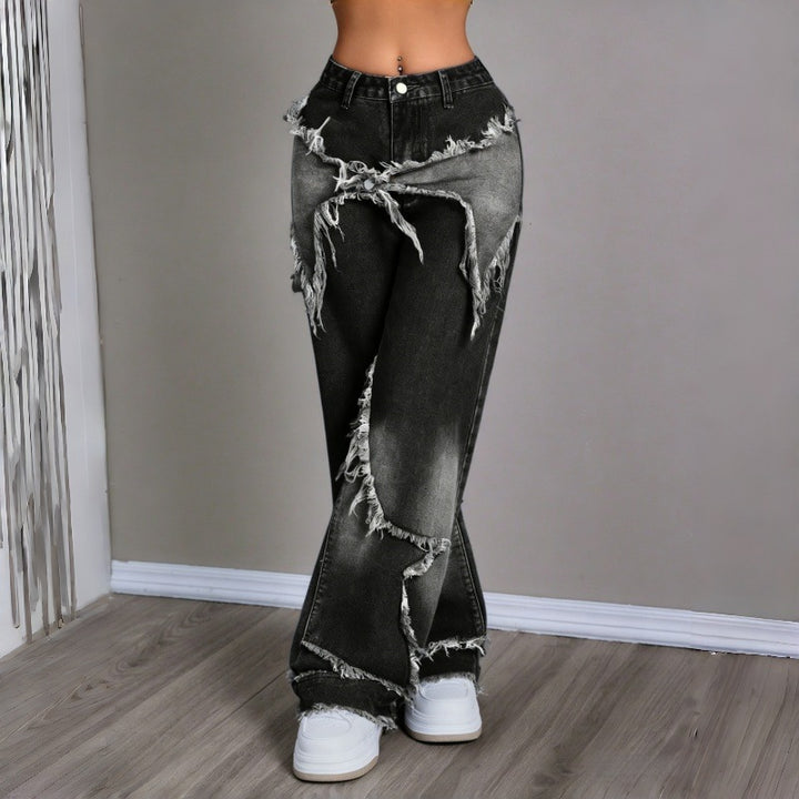Damebredde jeans i moderne destroyed-look med frynsete detaljer Skjora