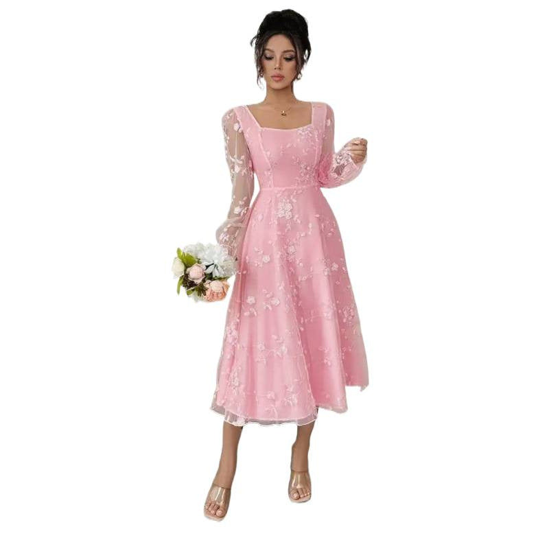 Dame Midi-kjole med blomsterdesignede spissearmer og svaiende forkant Skjora