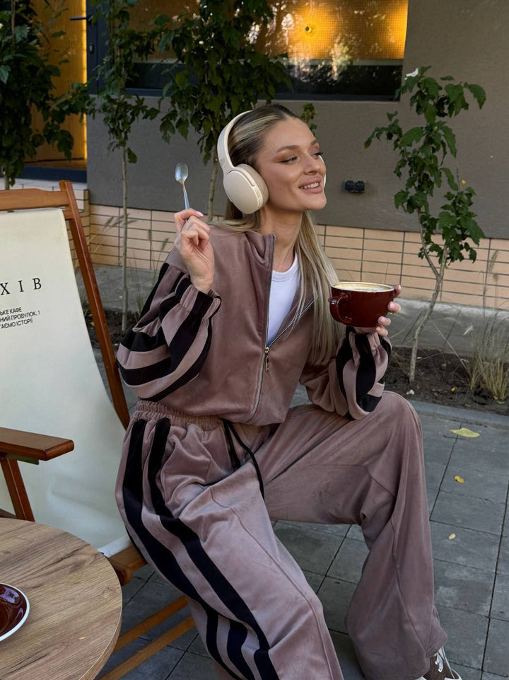 Kvinnesporty velour treningsdrakt med hevet krage og elastisk midje