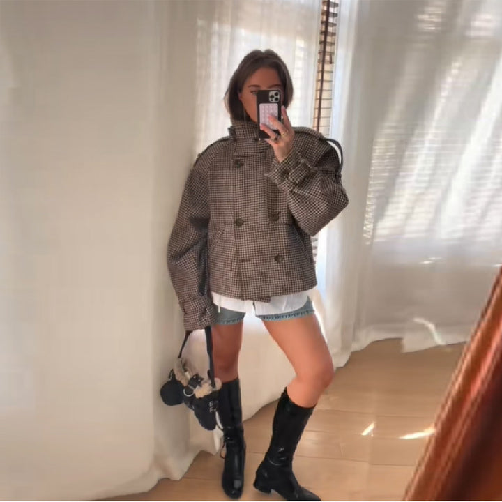 Kvinnelig fashionabel tweedjakke med dobbelt knappestolpe og dekorative detaljer Skjora