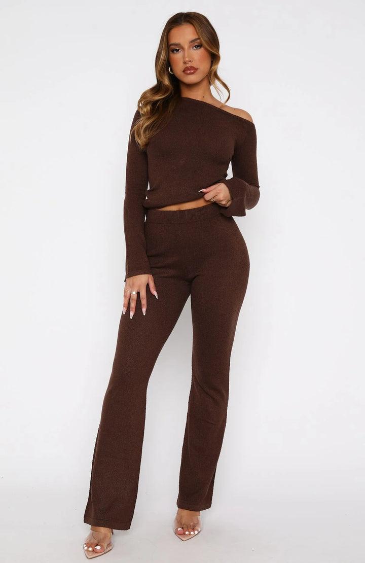 Kvinnes elegant strikkedrakt med av-shoulder bluse og bred buksebein Skjora