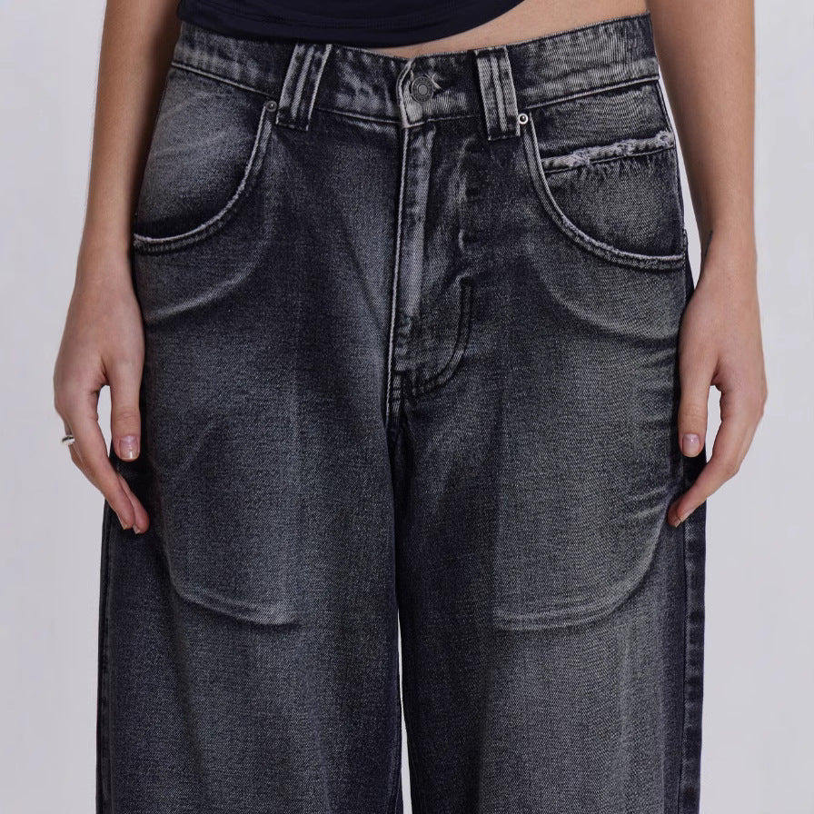 Damer vide jeans med kunstnerisk vinge-design og unike detaljer Skjora